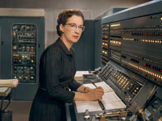 Reconstitution de Grace Hopper travaillant devant un ordinateur UNIVAC des années 1950