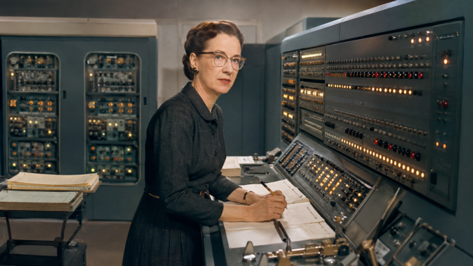 Reconstitution de Grace Hopper travaillant devant un ordinateur UNIVAC des années 1950
