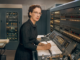 Reconstitution de Grace Hopper travaillant devant un ordinateur UNIVAC des années 1950